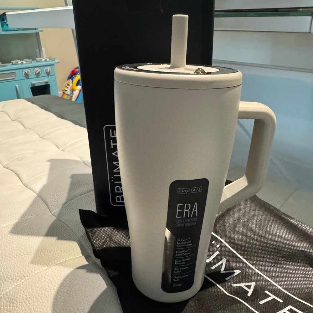 White Brumate Tumbler with Handle and Straw
